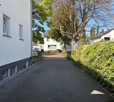 Ansicht des Gehweges nach der Laubbeseitigung von Clean and Green Düsseldorf