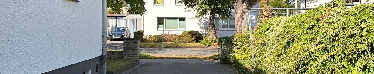 Ansicht des Gehweges nach der Laubbeseitigung von Clean and Green Düsseldorf